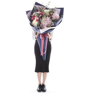 动心    3个粉色绣球，2个白色绣球，多头玫瑰11支，满天星，尤加利搭配，花束长1.2m/1.3m（1938）