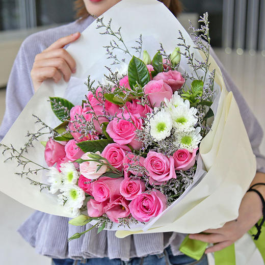 最美的时光    19支糖果色玫瑰，白色小雏菊，栀子叶，情人草搭配！(1921) 商品图0
