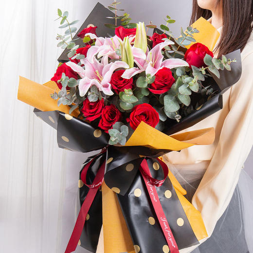 幸福的日子     11支红玫瑰，2支多头百合，尤加利搭配（1932） 商品图0