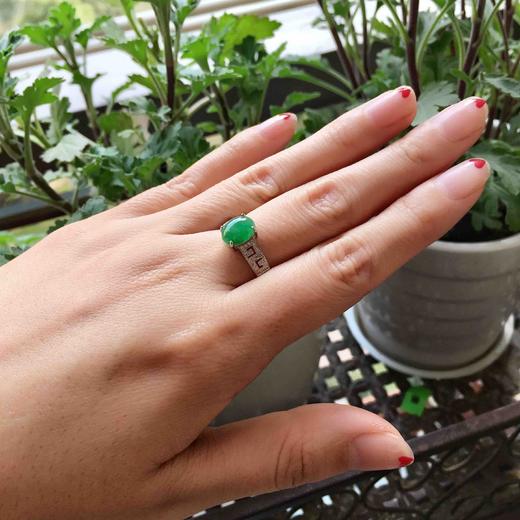 冰种阳绿翡翠蛋面戒指18k白金钻石镶嵌 商品图0