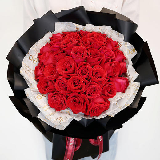 33支红玫瑰内衬白色手揉纸,外层黑色雾面纸搭配包装(1935) - 中国鲜花