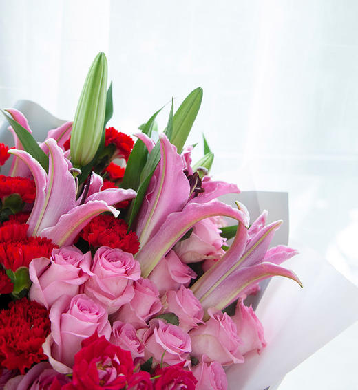 甜蜜爱情    19支戴安娜玫瑰，19支红色康乃馨，3支多头百合，多头小玫瑰（1937） 商品图2