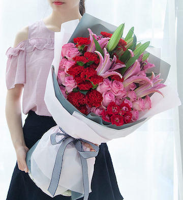 甜蜜爱情    19支戴安娜玫瑰，19支红色康乃馨，3支多头百合，多头小玫瑰（1937） 商品图4