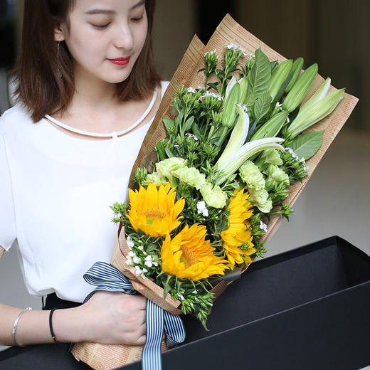 深爱无言    3支多头百合，3支向日葵，8支绿色康乃馨，相思梅，栀子叶搭配，60cm礼盒(1919) 商品图0