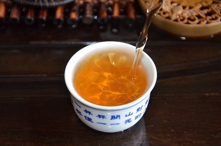 2004年吉幸牌班章生态砖茶1000g