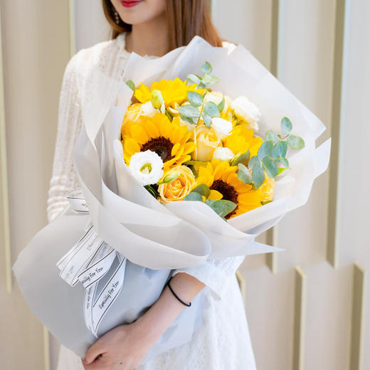 幸福依靠    4支向日葵，7支香槟玫瑰，尤加利搭配(1922) 商品图1
