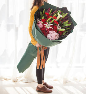 红颜知己     红色康乃馨19枝、红玫瑰11枝、多头白百合5枝、粉色绣球