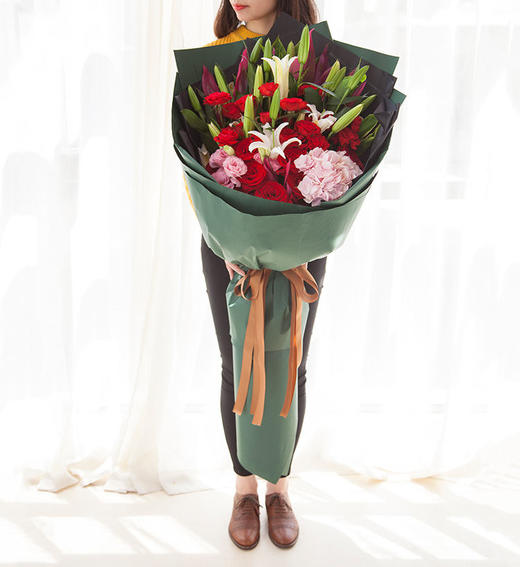 红颜知己     红色康乃馨19枝、红玫瑰11枝、多头白百合5枝、粉色绣球 商品图2