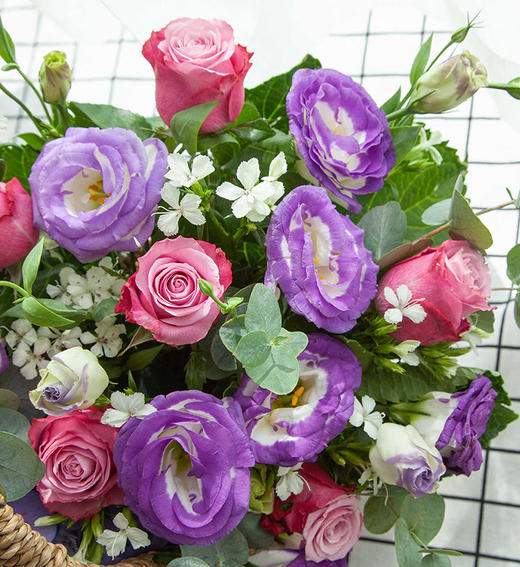 温柔属于你      11支紫玫瑰，10支桔梗 ，1个蓝色绣球，相思梅，尤加利，一个精美花篮（1942）） 商品图2