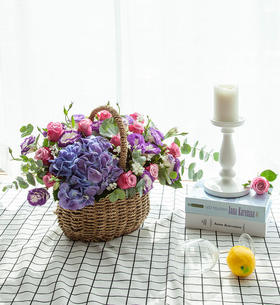 温柔属于你      11支紫玫瑰，10支桔梗 ，1个蓝色绣球，相思梅，尤加利，一个精美花篮（1942））