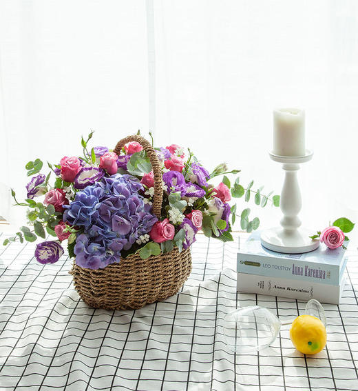 温柔属于你      11支紫玫瑰，10支桔梗 ，1个蓝色绣球，相思梅，尤加利，一个精美花篮（1942）） 商品图0