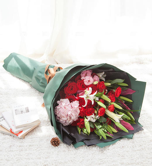 红颜知己     红色康乃馨19枝、红玫瑰11枝、多头白百合5枝、粉色绣球 商品图4