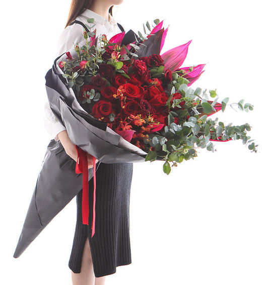 爱情宣言   卡罗拉33枝、红色朱蕉叶3枝、千代兰7枝、大红色多头玫1.5扎（1948） 商品图3