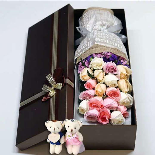 爱在心里    7支香槟玫瑰，6支粉玫瑰，6支白玫瑰，2小熊，勿忘我搭配，60cm礼盒（1808） 商品图0
