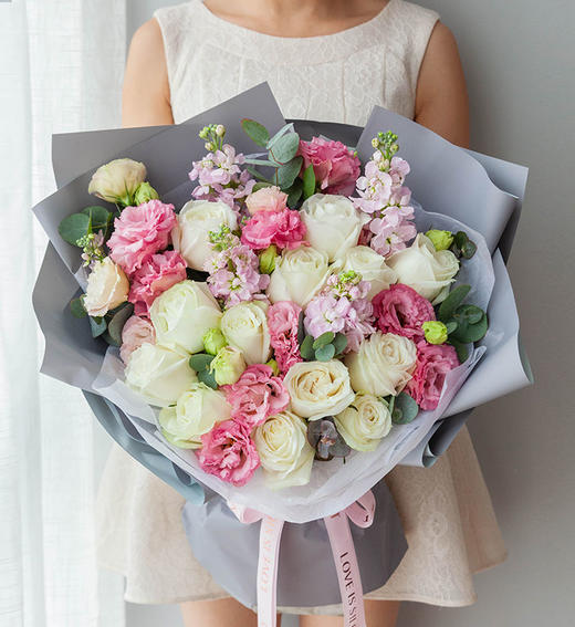 爱你的微笑    白雪山玫瑰13枝、粉色洋桔梗5枝、尤加利10枝、粉色紫罗兰5枝（1960） 商品图1