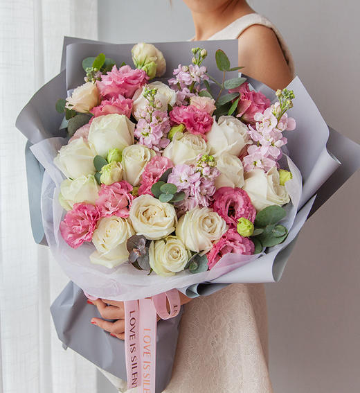 爱你的微笑    白雪山玫瑰13枝、粉色洋桔梗5枝、尤加利10枝、粉色紫罗兰5枝（1960） 商品图2