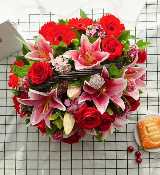 你我相伴   多头百合2枝，卡罗拉玫瑰8枝，红太阳花6枝，栀子叶，相思梅，精美花篮一个（1954） 商品图4