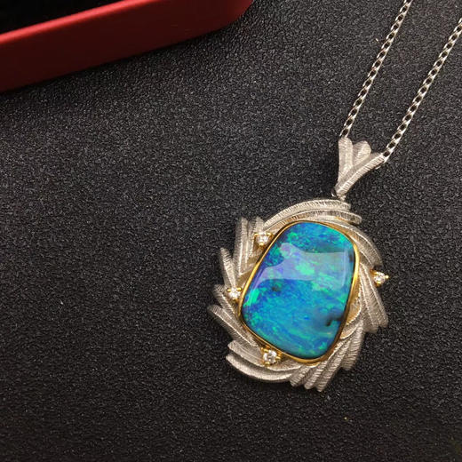 欧珀十月诞生石希望和安乐宝石那变幻迷人的色彩恰似七彩的梦白金镶嵌