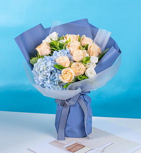 一往情缘   9支香槟玫瑰，2支白玫瑰，一个蓝色绣球，栀子叶搭配！（1953）