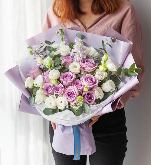 恒久的温暖    紫霞仙子玫瑰11枝、白色洋桔梗10枝、尤加利5枝、浅紫色紫罗兰3枝（1961） 商品图3