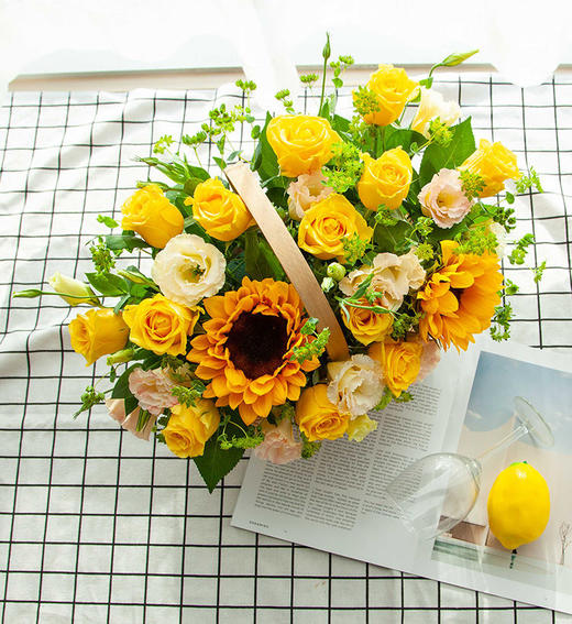 天天开心    向日葵2枝，金枝玉叶玫瑰13枝，桔梗，栀子叶，黄莺搭配，精美花篮一个（1955） 商品图0