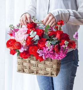 珍爱久久     红康乃馨10枝，红玫瑰10枝，红色洋牡丹10枝，精致花篮一个！（1947）