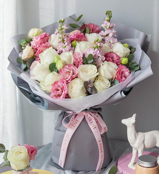 爱你的微笑    白雪山玫瑰13枝、粉色洋桔梗5枝、尤加利10枝、粉色紫罗兰5枝（1960） 商品图0