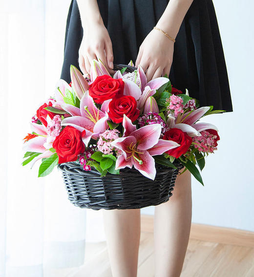 你我相伴   多头百合2枝，卡罗拉玫瑰8枝，红太阳花6枝，栀子叶，相思梅，精美花篮一个（1954） 商品图2