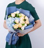 一往情缘   9支香槟玫瑰，2支白玫瑰，一个蓝色绣球，栀子叶搭配！（1953） 商品缩略图1