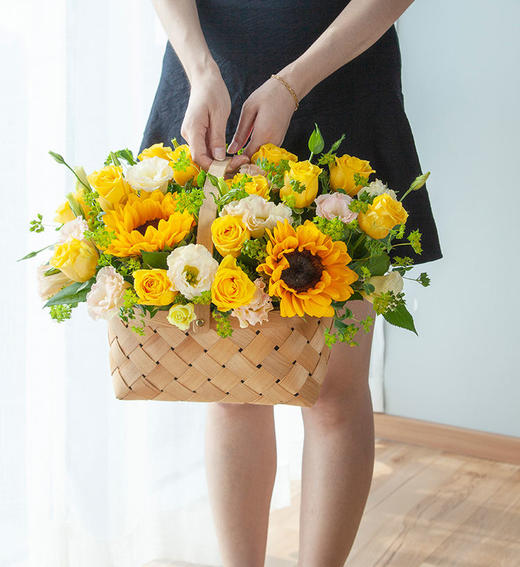天天开心    向日葵2枝，金枝玉叶玫瑰13枝，桔梗，栀子叶，黄莺搭配，精美花篮一个（1955） 商品图2