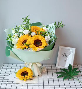 阳光永远属于你     向日葵3枝，白色洋桔梗0.5扎（1956）