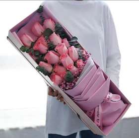 爱君不悔       19支戴安娜玫瑰，满天星，尤加利搭配，50cm礼盒（1855）