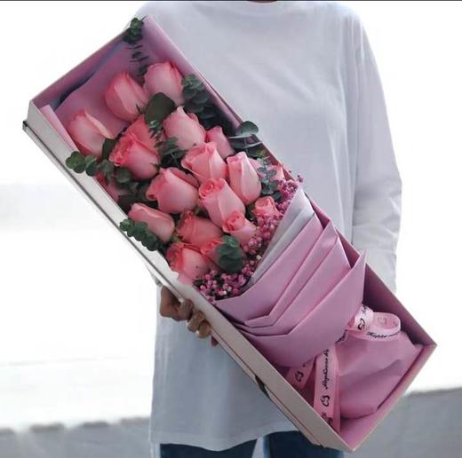 爱君不悔       19支戴安娜玫瑰，满天星，尤加利搭配，50cm礼盒（1855） 商品图0