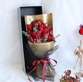 温馨地问候     19支红玫瑰，尤加利，红豆搭配，50cm礼盒(1840)