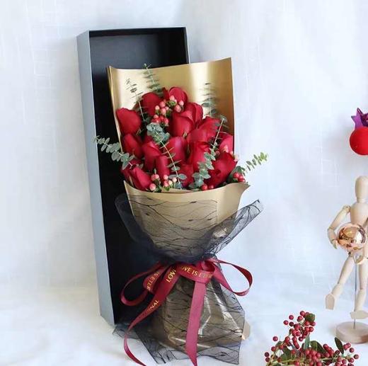 温馨地问候     19支红玫瑰，尤加利，红豆搭配，50cm礼盒(1840) 商品图0