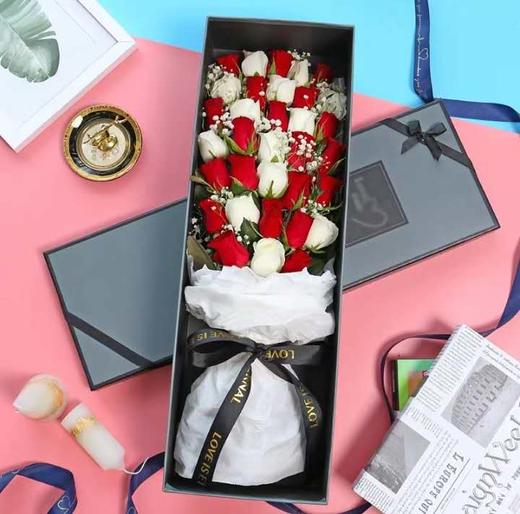 情意延绵      17支红玫瑰，16支白玫瑰，栀子叶，满天星搭配，55cm礼盒(1831) 商品图0