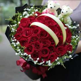天竺少女    33支红玫瑰，满天星，2个小熊。（1814）