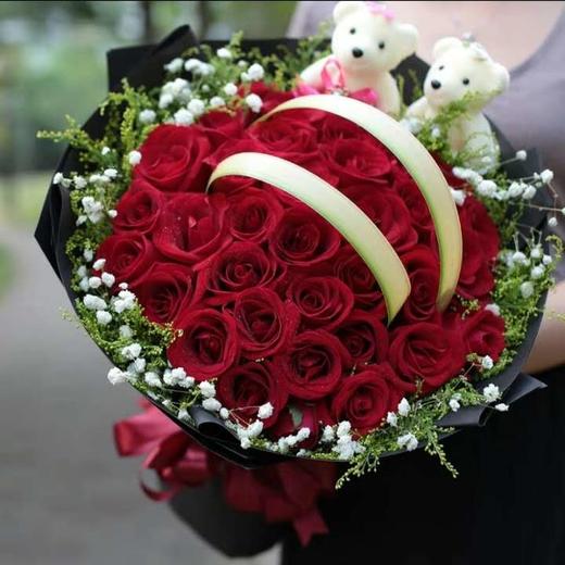 天竺少女    33支红玫瑰，满天星，2个小熊。（1814） 商品图0