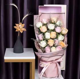 圣之情缘     7支香槟玫瑰，6支粉玫瑰，6支白玫瑰，情人草搭配，50cm礼盒（1858）