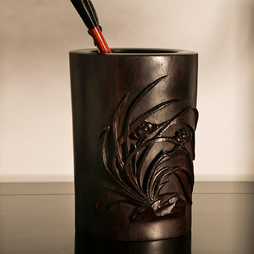 「小叶紫檀」浮雕兰花笔筒 商品图0