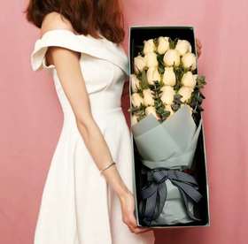 心中唯你      19支香槟玫瑰，尤加利，黄莺搭配，50cm礼盒（1856）