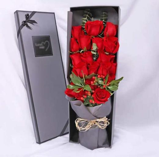 宁静的夜晚       19支红玫瑰，栀子叶搭配，50cm礼盒 商品图0