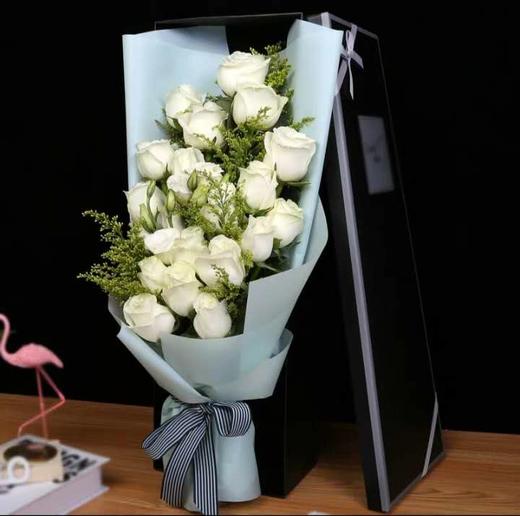 爱的春天      19支白玫瑰，黄莺搭配，礼盒制作（1848） 商品图0