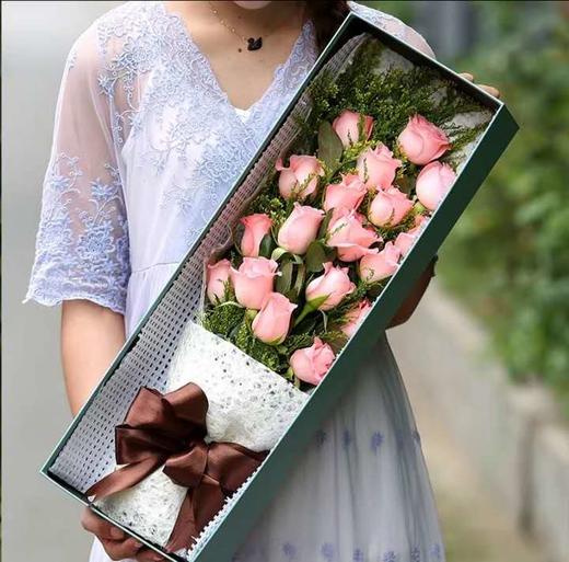 动心时刻     19支戴安娜玫瑰，黄莺搭配，50cm礼盒(1876) 商品图0