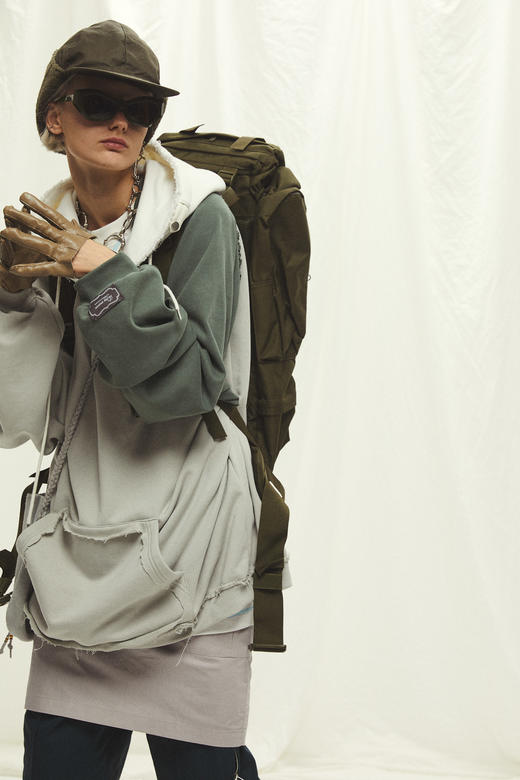 UMAMIISM UM19AW-2015 捷克恐怖玩偶灵感手缝线拼接帽衫 商品图2