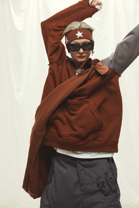 UMAMIISM UM19AW-2015 捷克恐怖玩偶灵感手缝线拼接帽衫