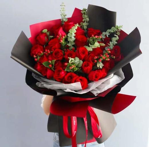 浪漫情怀      33支红玫瑰，尤加利，红豆搭配（1897） 商品图0