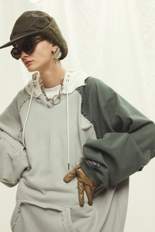 UMAMIISM UM19AW-2015 捷克恐怖玩偶灵感手缝线拼接帽衫 商品图4