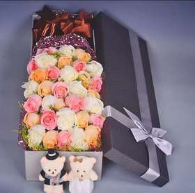 浪漫纯真       11支香槟玫瑰，11支戴安娜玫瑰，11支白玫瑰，黄莺搭配  ，2小熊，55cm礼盒(1870)