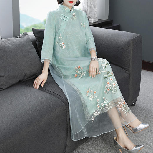 YFN-19525新款新式复古风重工刺绣小清新长款连衣裙 商品图1